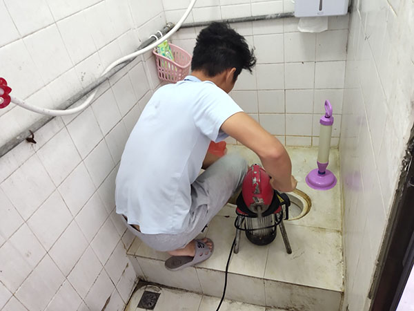 汉沽管道堵塞冒臭气 专业师傅现场解决问题